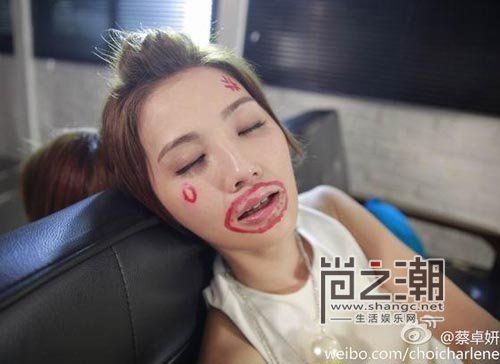 Những khoảnh khắc "khó đỡ" của sao C-biz khi ngủ (2)
