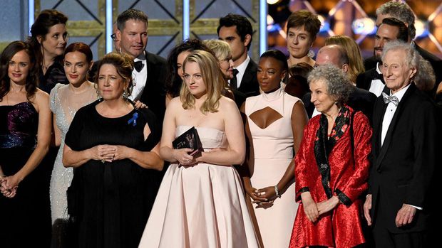 The Handmaid's Tale chiến thắng áp đảo tại Lễ trao giải Emmy 2017 (3)