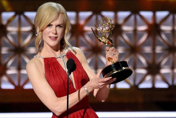 The Handmaid's Tale chiến thắng áp đảo tại Lễ trao giải Emmy 2017 (6)
