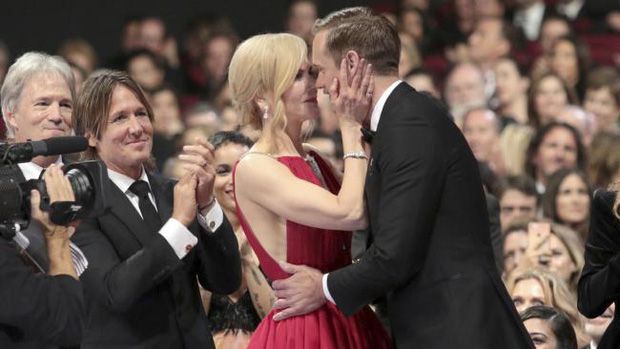 The Handmaid's Tale chiến thắng áp đảo tại Lễ trao giải Emmy 2017 (8)
